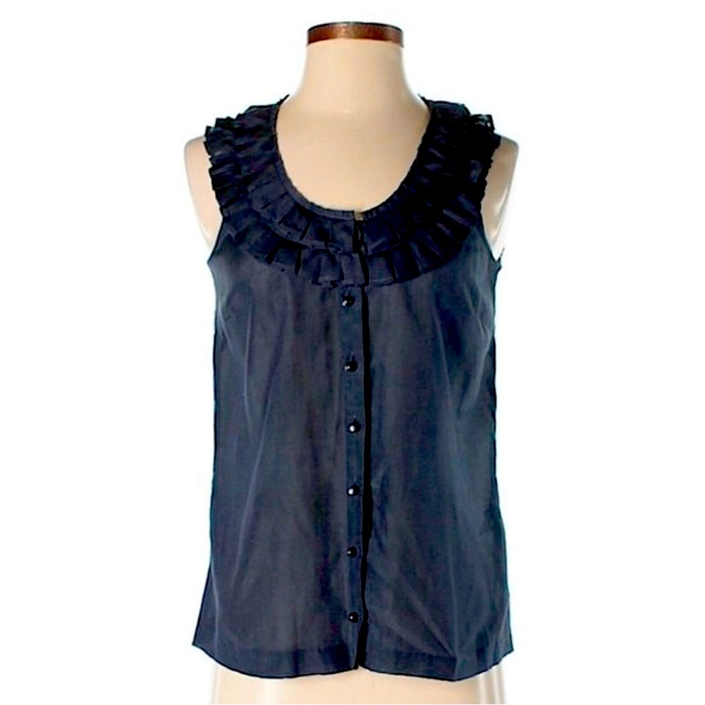 Scoop neck
Sleeveless

Fabric: 57% Cotton, 43% Silk